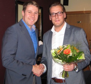 SPD-Ortsvereinsvorsitzender Kevin Müller (links) beglückwünscht den frisch gewählten Landtagskandidaten Tobias Kascha.