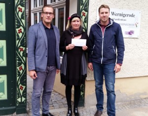 Carola Stockmann (Mitte) bedankt sich bei Tobias Kascha (links) und Kevin Müller von der SPD für ihre Spende.