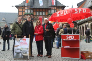 Wir waren bei der jährlichen Maikundgebung auf dem Markt natürlich wieder vertreten und stritten gemeinsam für