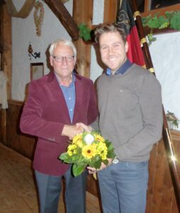 Amtsübergabe: Der neue Vorsitzender Rolf Harder (links) wird für dessen Wahl vom alten Vorsitzenden Kevin Müller beglückwünscht.